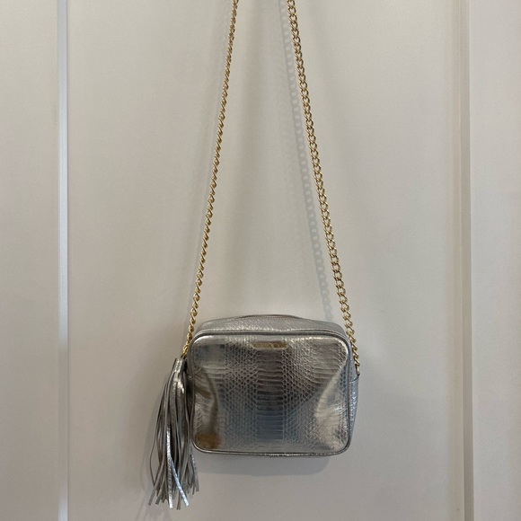 <3 Victoria’s Secret Silver metallic crossbody bag - Picture 3 of 5